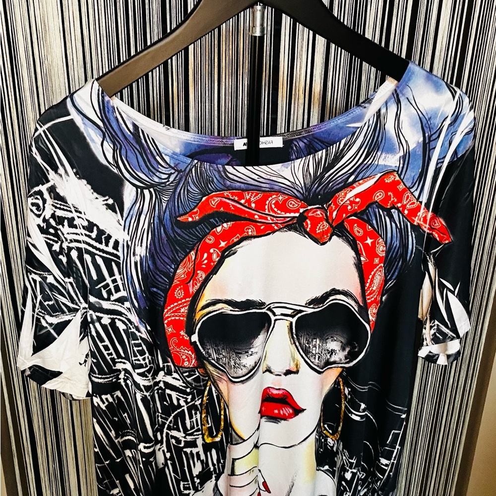 Fashion Nova Red and Blue Graphic Women's Top